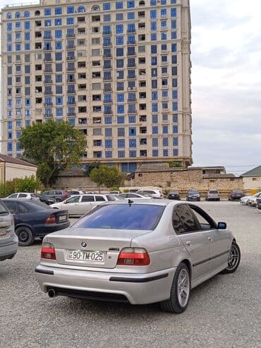 Yağlar və avtokimyəvi maddələr: BMW 5 Series E39 sedan – gümüşü rəngdə, M paketli görünüş.Mator — 7