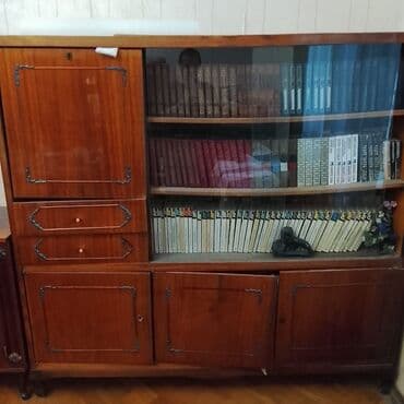 Şüşəli dolab vitrini