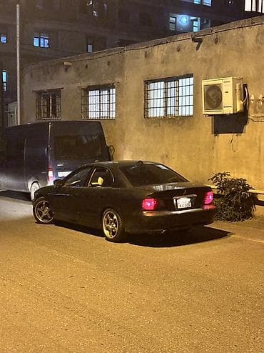 tek oturacaqlar: Mitsubishi Galant sedan - Kuzov: 4 qapılı sedan, qara rəng - Nömrə — 4