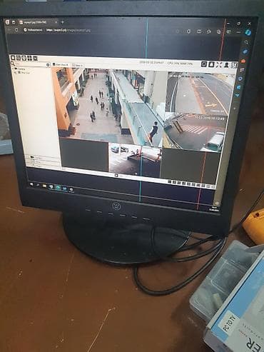 manitor komputer: Monitor 19 düym Ekranda iki bar var. Monitor işləyir və video müşahidə — 5