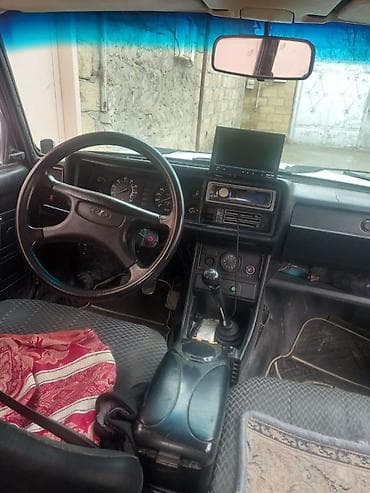 21011 vaz: VAZ 2107, ağ rəng. Klassik sedan kuzov, arxa ötürücülü. Texniki — 4