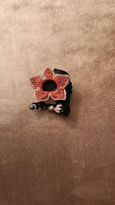 Stranger Things temalı Demogorgon fiqurlu sancağ/nişan - Dizayn