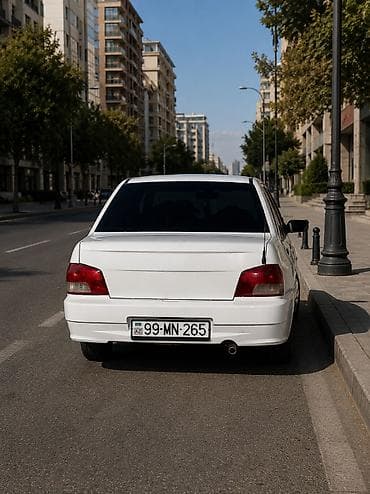 08 maşın: Ağ rəngli sedan avtomobil Texniki və xarici xüsusiyyətlər: - Kuzov: 4 — 4