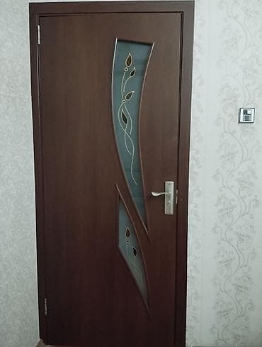 gencede qapi: Daxili qapı – qəhvəyi ağac tonlarında, şüşə dekorlu model - Material — 1