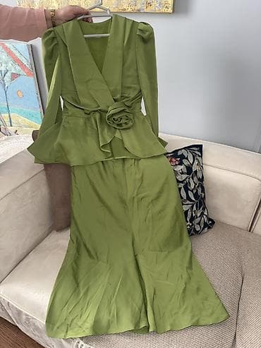 geyim desti: Yaşıl rəngdə iki hissəli qadın dəsti: - Üst: Dərin V-kəsimli, qolları — 3