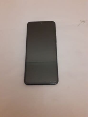 Honor Markali telefon 4 kamerasi var. - Tam ekran ön panel, yuxarı