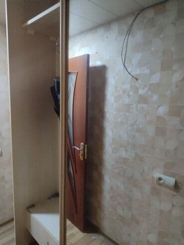 Plastik qapılar: Ağ rəngdə, şüşəli daxili otaq qapısı. Qapının yuxarı hissəsində — 9