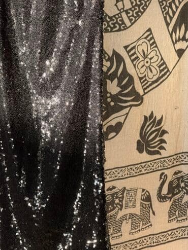 вечерние платья для полных: Qara payetli qısa don - Parıltılı qara payetlərlə tam örtülü, işıqda — 4