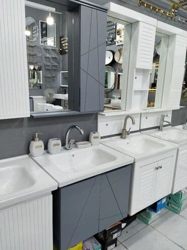 Moydadırlar: Ağ rəngli keramika lavabo və boz rəngli akril kabinet ilə