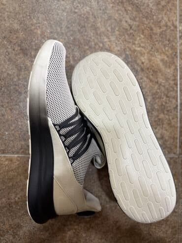 idman kişi şortları: Kisi idman ayaqqabısı – ağ/boz üstlük və qara detallarla — 4