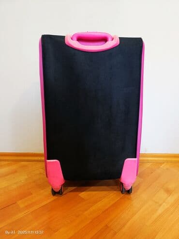 İdman qidaları: Səyahət çamadanı – yumşaq korpuslu, 4 təkərli, qara‑çəhrayı dizayn — 4