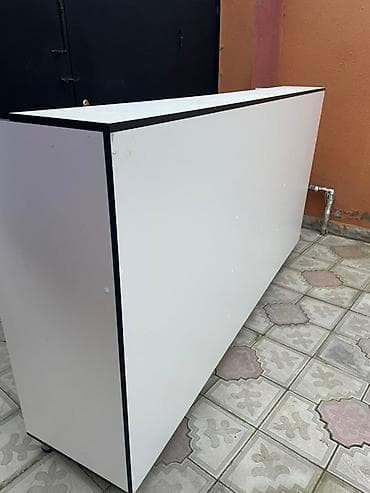 ayyaqabi dolabi: Ağ rəngdə olan bu dolab, dörd rəfdən ibarətdir və təkərləri sayəsində — 1