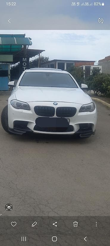 maşın nol altı: BMW 5 Series sedan (F10) – ağ rəng, M‑paket üslublu eksteryer. masin — 8