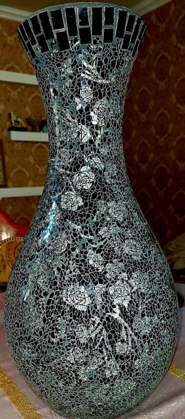 Süni güllər: 55-60 sm hündürlükdədir, 16-18 sm diametri var, şüşə materialdır — 2