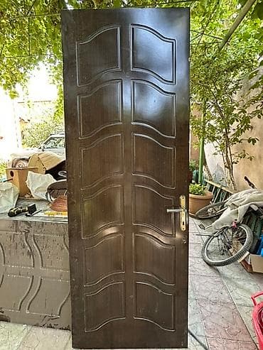 aksa generator: 1 eded Taxtadan hazırlanmış tünd qəhvəyi rəngdə daxili qapı. Qapı — 2