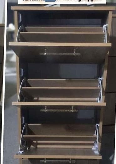 açarlı dolab: Açılan mexanizmalı 3 bölməli ayaqqabılıq. 12 cüt ayaqqabı tutur. - — 2