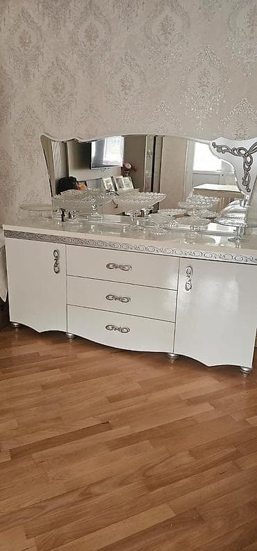 komod mebel: Endirim. Komod tecili satilir. Qiymet 120 azn. Unvan Y Yasamal — 1