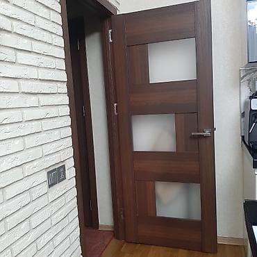 qapllar taxda: Daxili qapılar – tünd qəhvəyi ağac teksturası, müasir dizayn - Model — 3