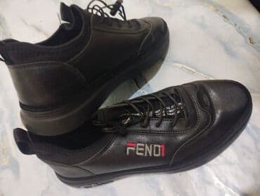 qaçış üçün qadın krosovkaları: Qara rəngli kişi krossovkası - Model: üzərində “FENDI/FENO1” yazılı — 2