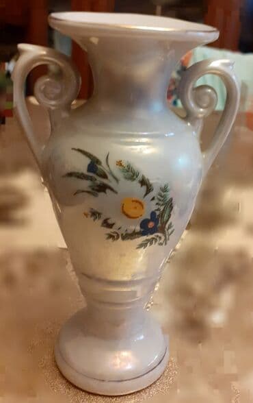 Очень редкая фарфоровая вазочка. Высота 16 см. В идеальном состоянии