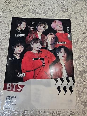 pul sekili: BTS temalı post-it vərəqləri və qovluq satılır. Hər ikisi istifadə — 2