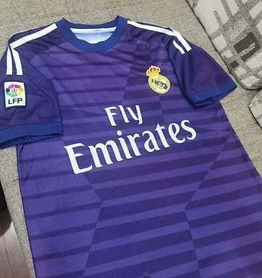dini geyim: Real Madrid futbol köynəyi – “Ronaldo 7” (bənövşəyi rəng). - Arxa — 4