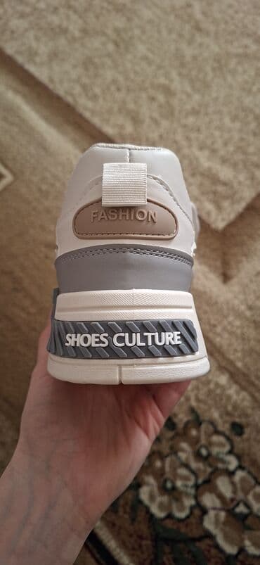 Səndəl və şəp-şüplər: Ağ/krem rəng palitrasında uniseks idman ayaqqabısı. - Üst hissə — 3