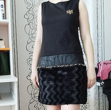 Qadınlar üçün zərif qara paltar - Üst hissə: qolsuz, yığcam siluetli