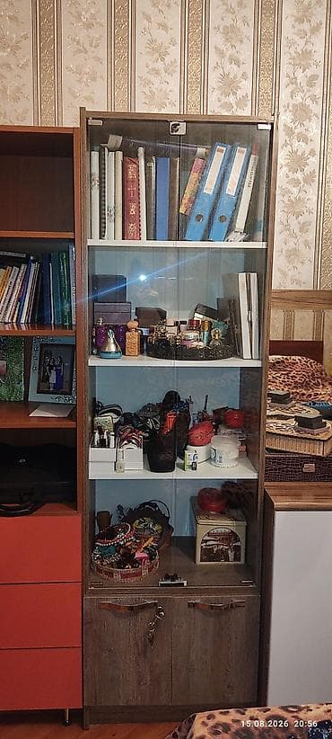 divarda kitab refleri: Şüşəli açarli vitrin-dolab - Material: laminat ağac korpus, ikiqat — 2