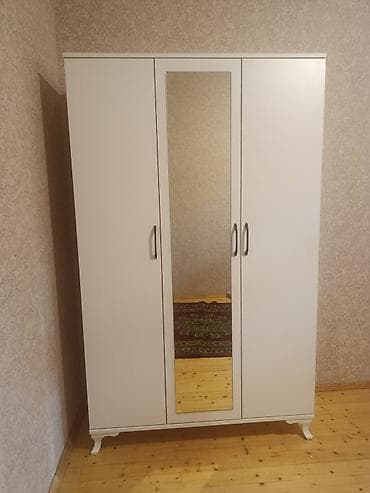qapi ustu: Ağ rəngdə 3 qapılı paltar şkafı - Ön hissədə orta qapıda tam boy — 1