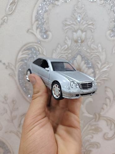 mini disk: Model maşın – metal korpuslu, gümüşü rəngdə sedan. Detallı salon və — 1
