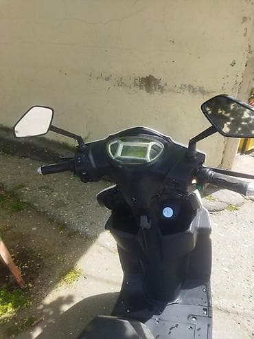 scooba skuter: Şəhər içi rahat və qənaətcil səyahətlər üçün ağ rəngli Elektrik moped — 6