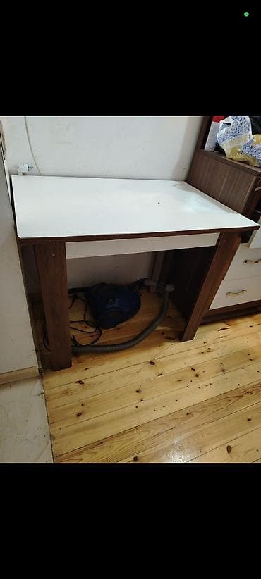 masa desdi: Mebel dəsti – qəhvəyi ağ rəng kombinində Tərkibi: - Geniş iş/kompüter — 1