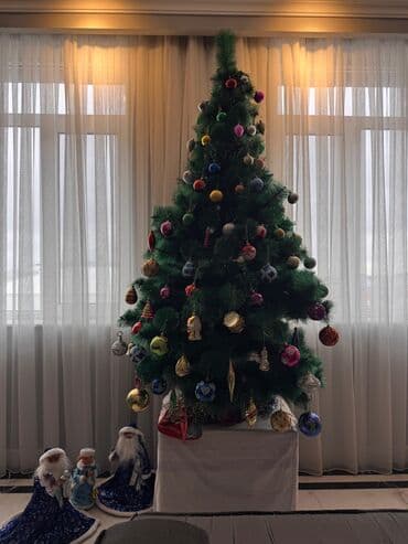 şaxta baba paltarı kirayə: Süni Şam Ağacı – bəzəkli dəst - Təxminən 1.75 - 1.80 m hündürlükdə — 2