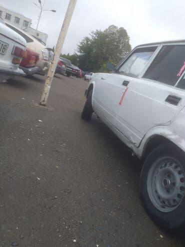 s150 satılır: VAZ 2107 sedan, ağ rəng. - Kuzov: 4 qapı, qara plastik bamperlər — 3