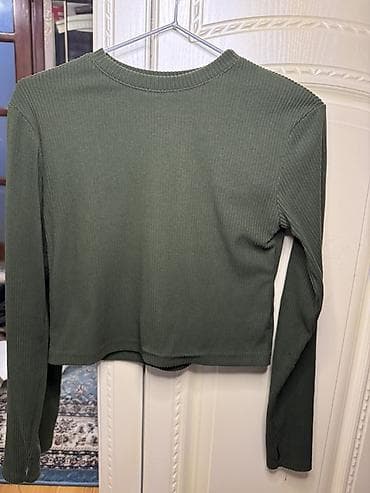 Zeytun-yaşıl rəngdə, uzunqol, ribli trikotaj bluz. - Model: kruqu