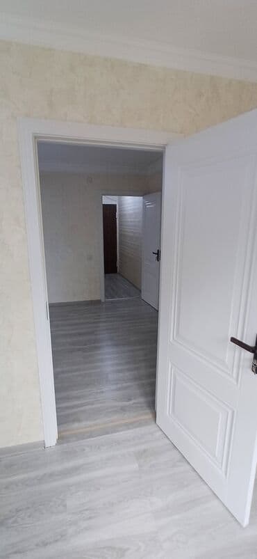 binə mərkəzdə evlər: Mənzilin təsviri - Plan: geniş zal, ayrıca yataq otağı, dəhliz və — 5