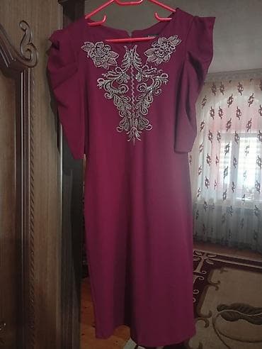 Bordo rəngli zərif ziyafət donu - Model: düz kəsim, dizaltı uzunluq -