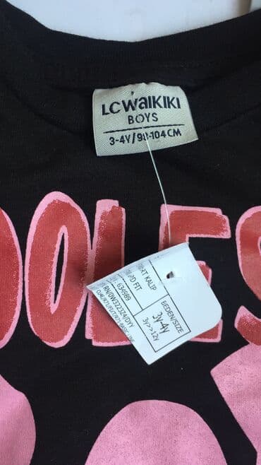 tünd qırmızı rənfli məktəbli forması: Oglan uchun dest 4 yash teze geyinilmemiw . 15 man LC Waikiki. Yaz — 2