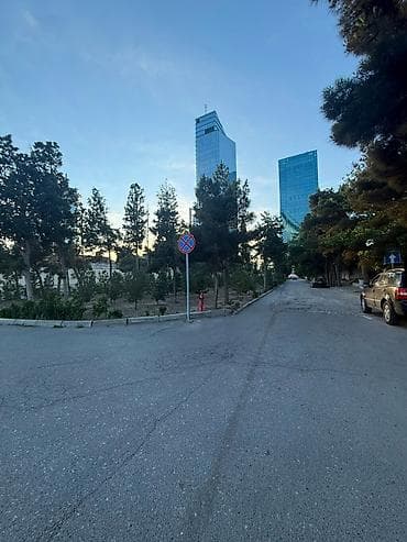 Qarajlar: Şəhərin mərkəzində ( Heyder Eliyev pr. Çinar plazanın yanı)120 m2 — 1