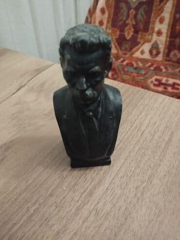 Şəkildəki büst, məşhur rus yazıçısı və siyasi fəalı Maksim Qorkiyə