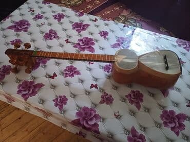 Музыкальные инструменты: Azərbaycan musiqi aləti olan tar satılır. Tarın korpusu taxtadan — 1