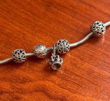 Orjinal Pandora
Qolbaq ve sharmlar. Sharmlar tek tek de satila biler lalafo.az -da Orjinal Pandora
Qolbaq ve sharmlar. Sharmlar tek tek de satila biler