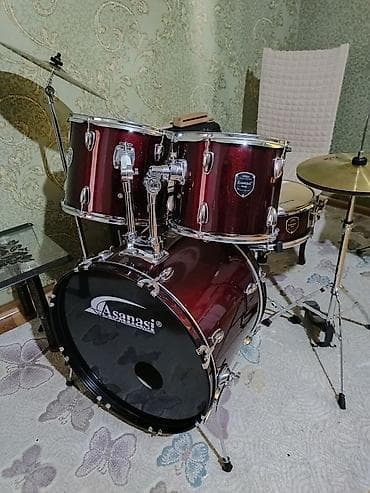 Asanasi marka akustik baraban dəsti - Korpus: qırmızı şabalıdı laklı