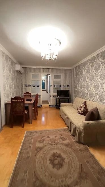 kreditle menziller: Kirayə üçün 2 otaqlı mənzil (tam mebellə) - Geniş qonaq otağı: divan — 1