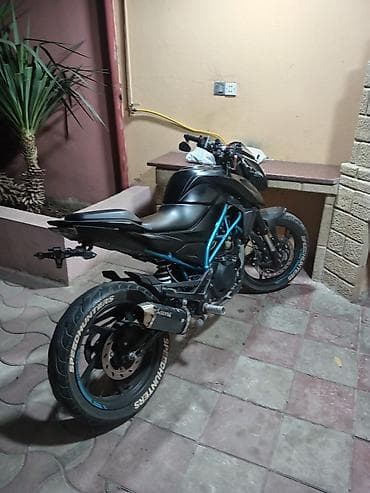 Sport-stil yol motosikleti - Geniş yan çən və aqressiv ön dizaynla