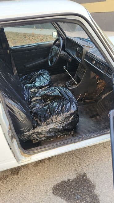 jiquli: Vaz 2107, ağ rəngli sedan Texniki xüsusiyyətlər: - Ban tipi: sedan, 4 — 6