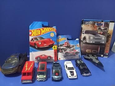 Hot Wheels kolleksiya dəsti – müxtəlif modellər və kartlarda olan