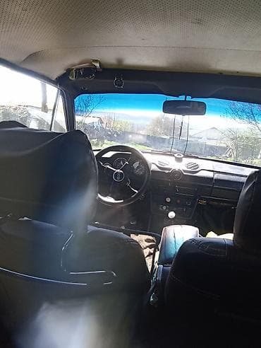 maşın acarı: VAZ 2106, ağ rəng, sedan gövdə. - Mühərrik: benzin, karbüratorlu — 5