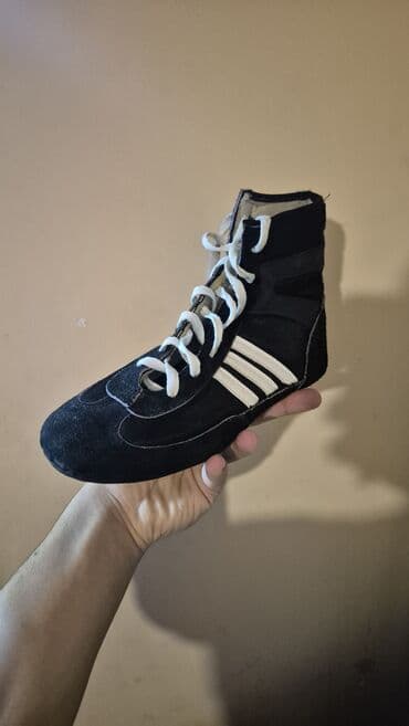 adidas different: Boks/kikboks üçün yüksəkgövdəli idman ayaqqabısı - Rəng: qara, ağ — 2